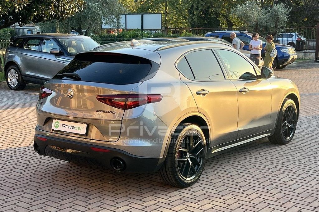 نمای دیگر آلفا رومئو آلفا رومئو استلویو 2.2 توربودیزل 210 CV AT8 Q4