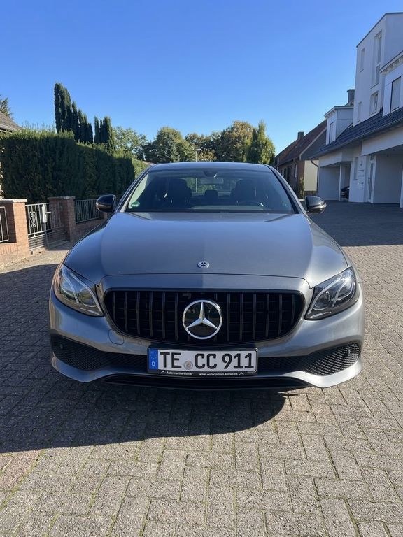 مرسدس بنز E 220 d آوانگارد | بیزینس پاکت | نایت پاکت
