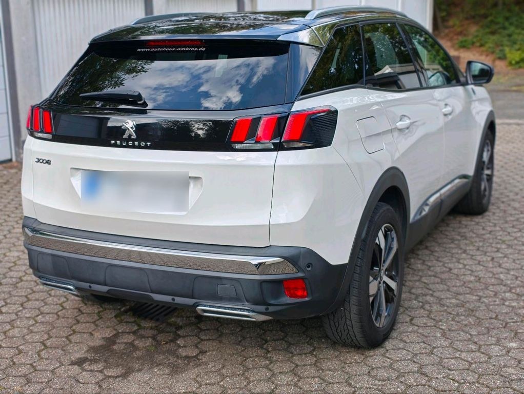 نمای دیگر پژو 3008 GT لاین سرویس کامل بدون تصادف...