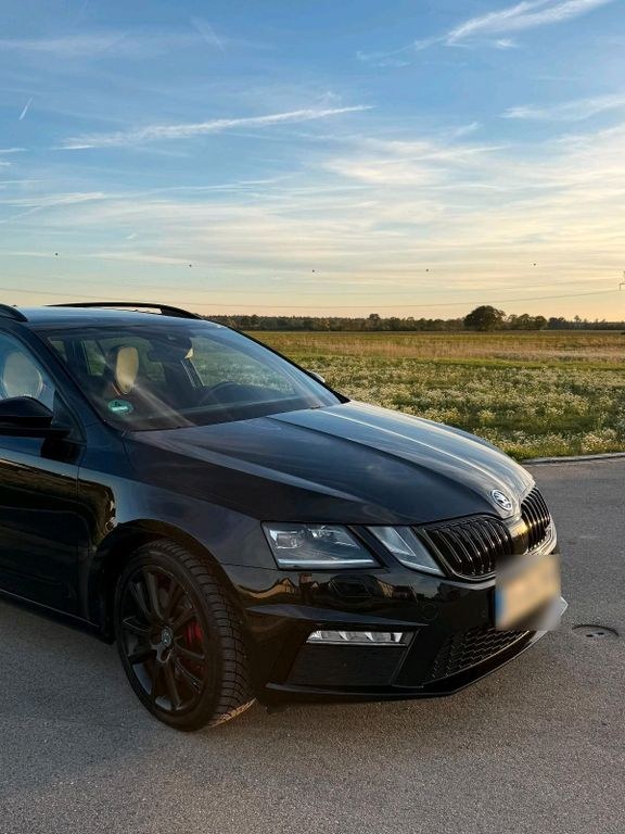 نمای دیگر اشکودا اکتاویا RS 60 DSG TSI 2.0 استیشن