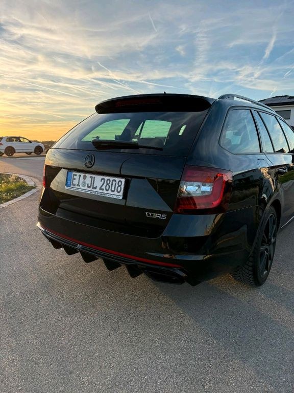 نمای دیگر اشکودا اکتاویا RS 60 DSG TSI 2.0 استیشن