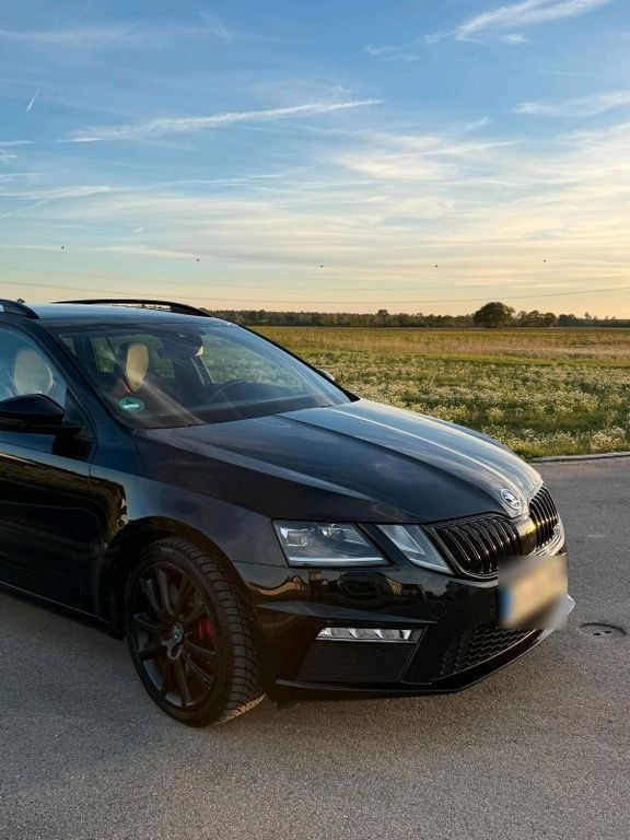 نمای دیگر اشکودا اکتاویا RS 60 DSG TSI 2.0 استیشن