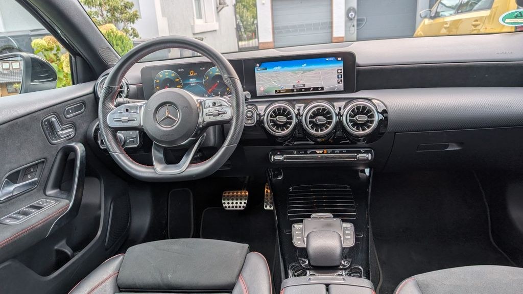 نمای دیگر مرسدس بنز A 250/4M/AMG/MBUX/پانوراما/8-گانه