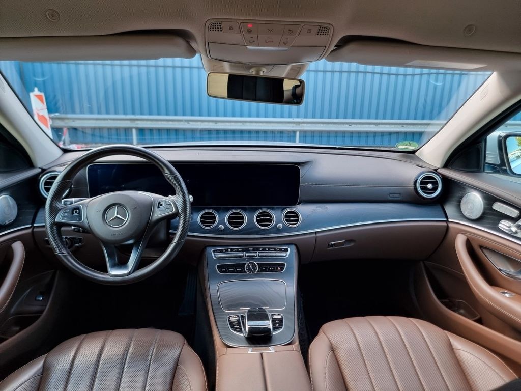 نمای دیگر مرسدس بنز مرسدس E 350 d 4MATIC T AMG لاین