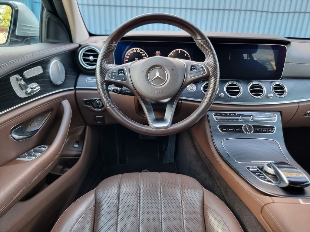 نمای دیگر مرسدس بنز مرسدس E 350 d 4MATIC T AMG لاین