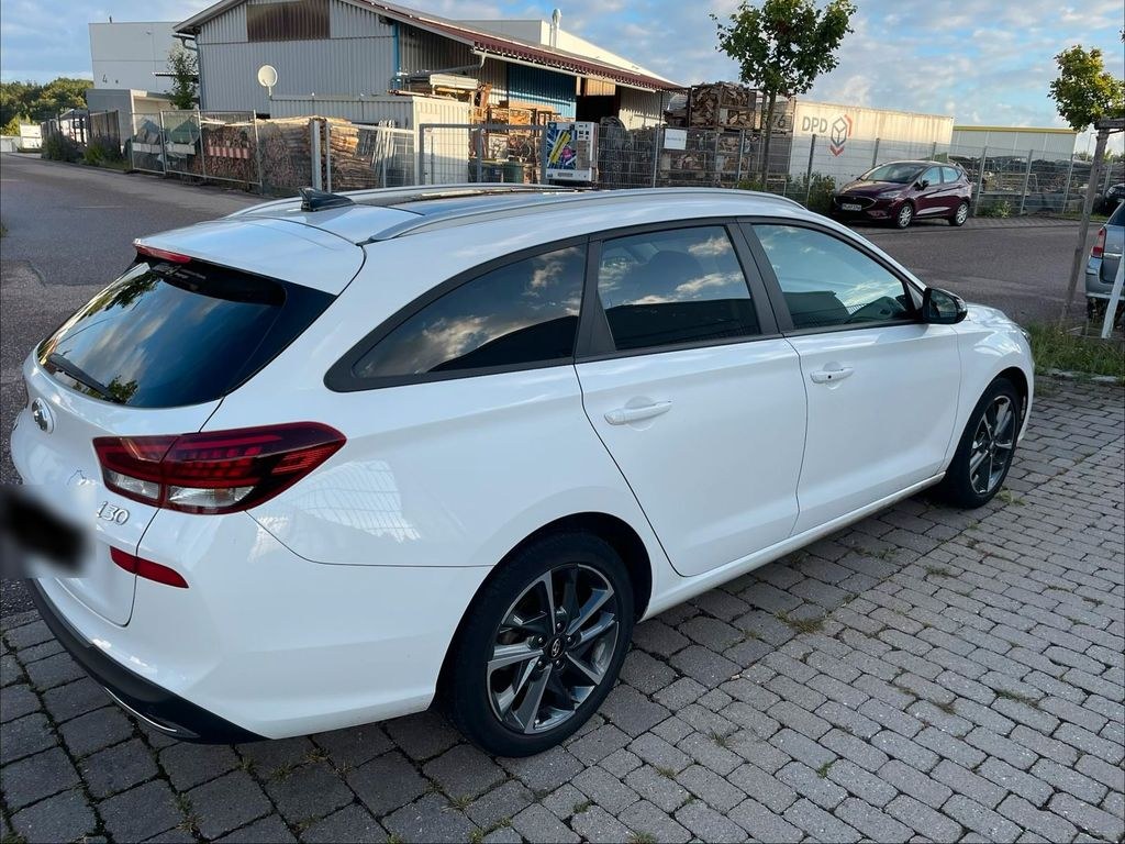 نمای دیگر هیوندای i30 کمبی