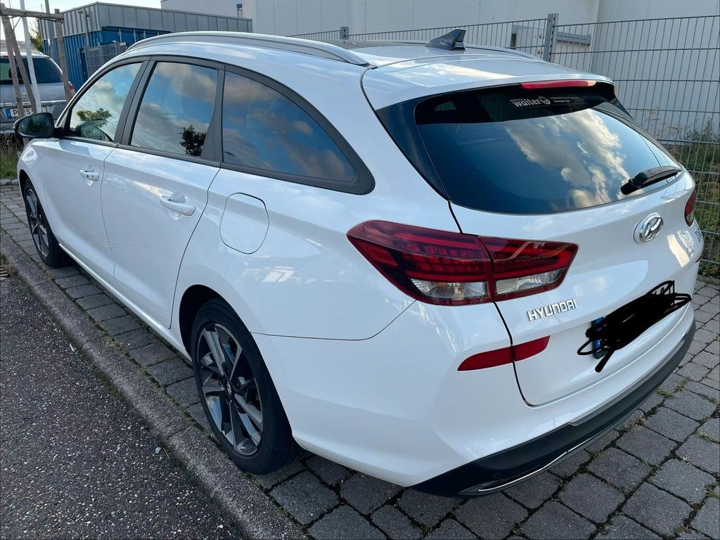نمای دیگر هیوندای i30 کمبی