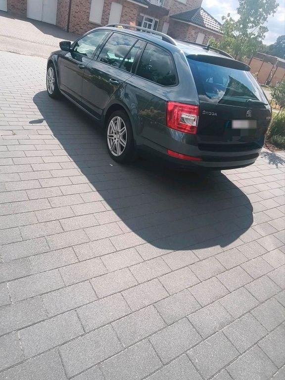 نمای دیگر اشکودا اکتاویا 2.0 TDI DSG امبیشن