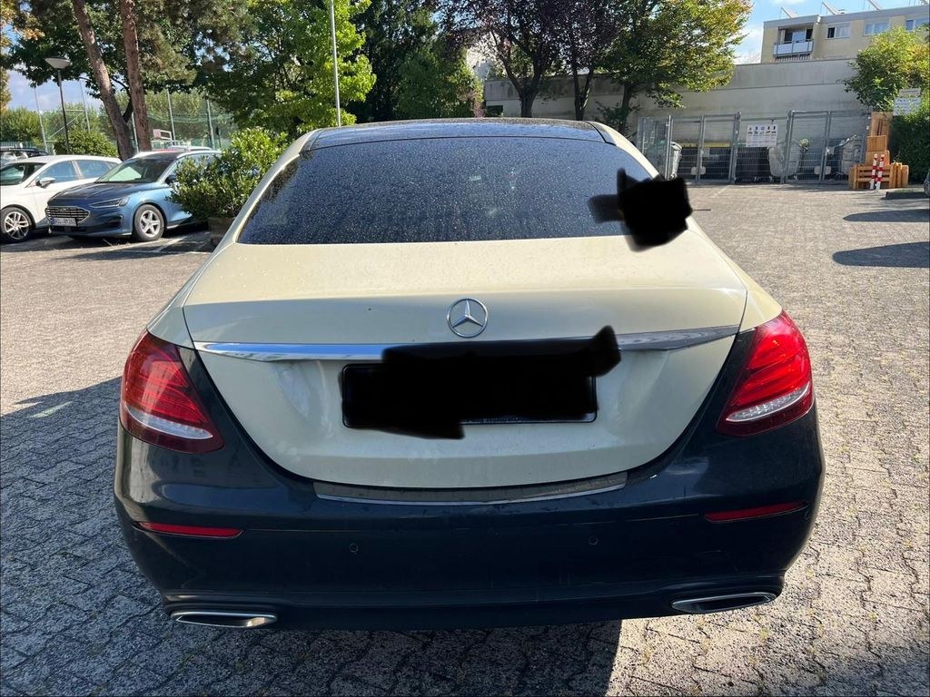 نمای دیگر مرسدس بنز E 220 d
