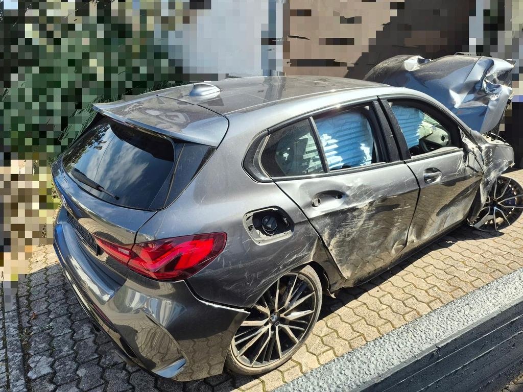 نمای دیگر بی ام و M135i xDrive (F40) ماشین تصادفی