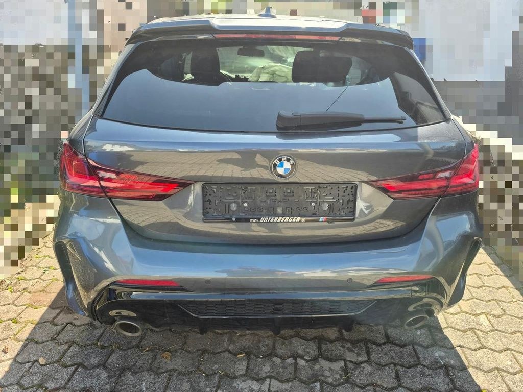 نمای دیگر بی ام و M135i xDrive (F40) ماشین تصادفی