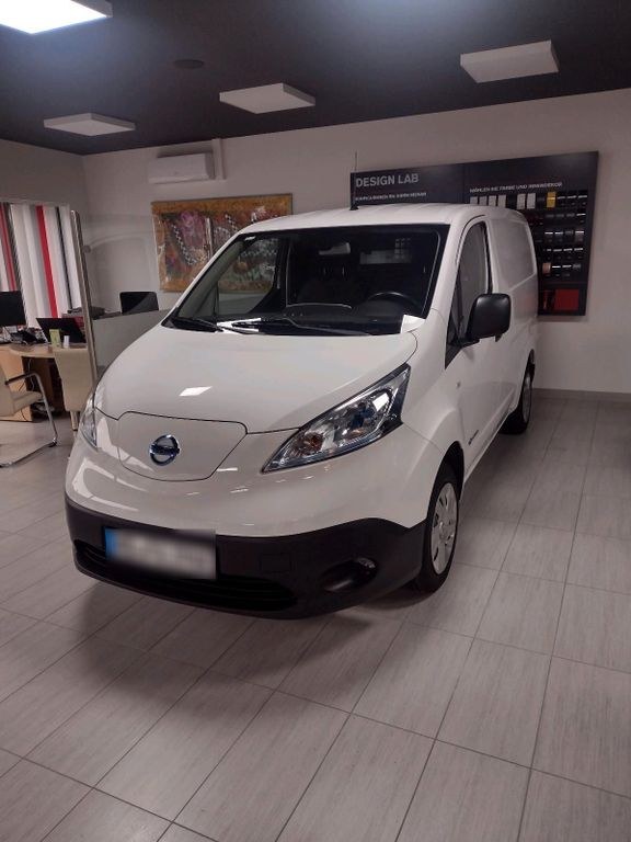 نمای دیگر نیسان E-NV200 کارگو