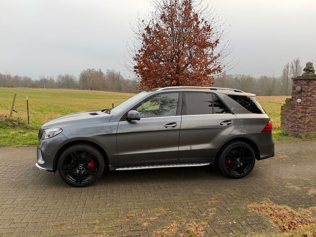 نمای دیگر مرسدس بنز GLE 350 d 4MATIC AMG لاین 21 اینچ