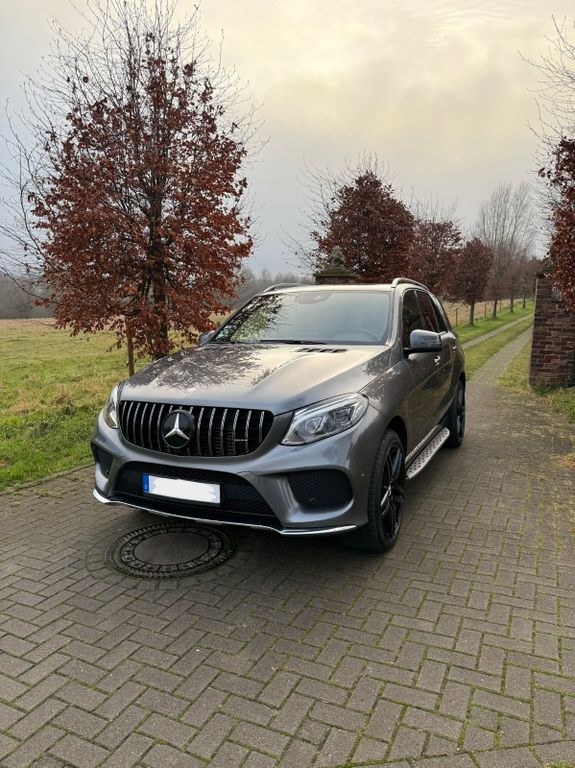 نمای دیگر مرسدس بنز GLE 350 d 4MATIC AMG لاین 21 اینچ