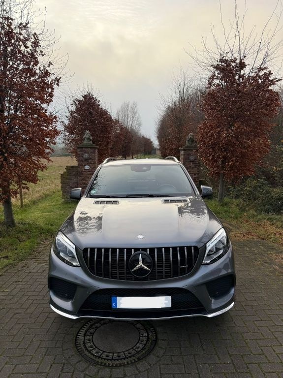 نمای دیگر مرسدس بنز GLE 350 d 4MATIC AMG لاین 21 اینچ