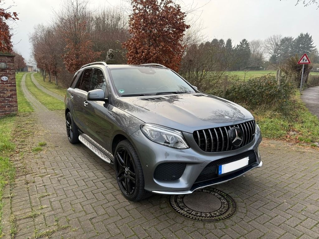نمای دیگر مرسدس بنز GLE 350 d 4MATIC AMG لاین 21 اینچ
