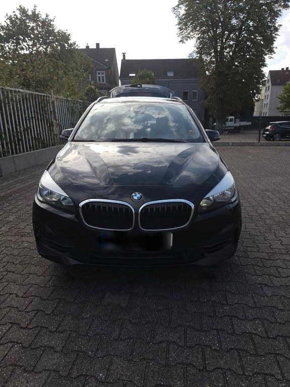 نمای دیگر بی ام و 218d 7 صندلی