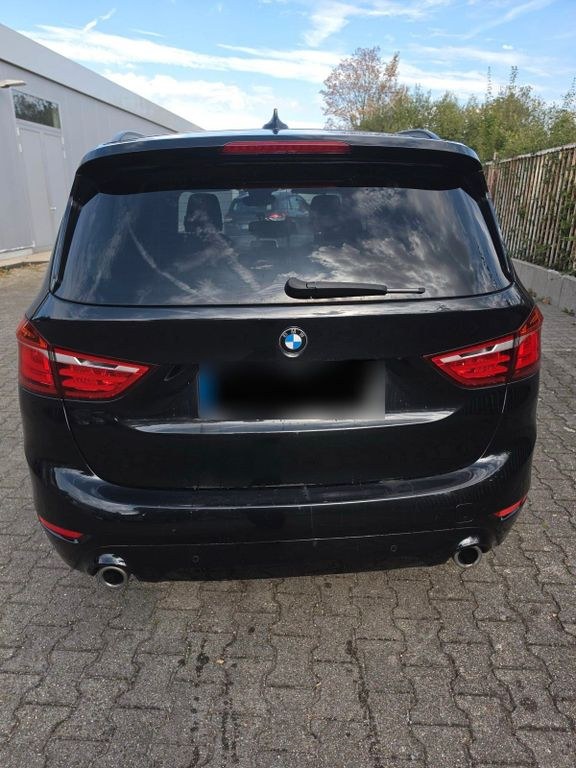 نمای دیگر بی ام و 218d 7 صندلی