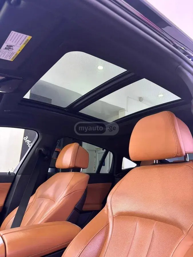 نمای دیگر بی ام و M50i 4dr چهار چرخ محرک اسپرت 2021