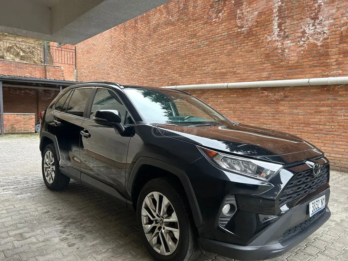نمای دیگر تویوتا ایکس ال ای پرمیوم 4 در چهار چرخ محرک 2020