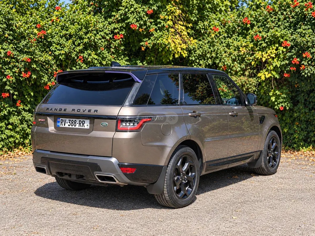 نمای دیگر لندروور HSE Td6 4 در 4x4 اتوماتیک 2018