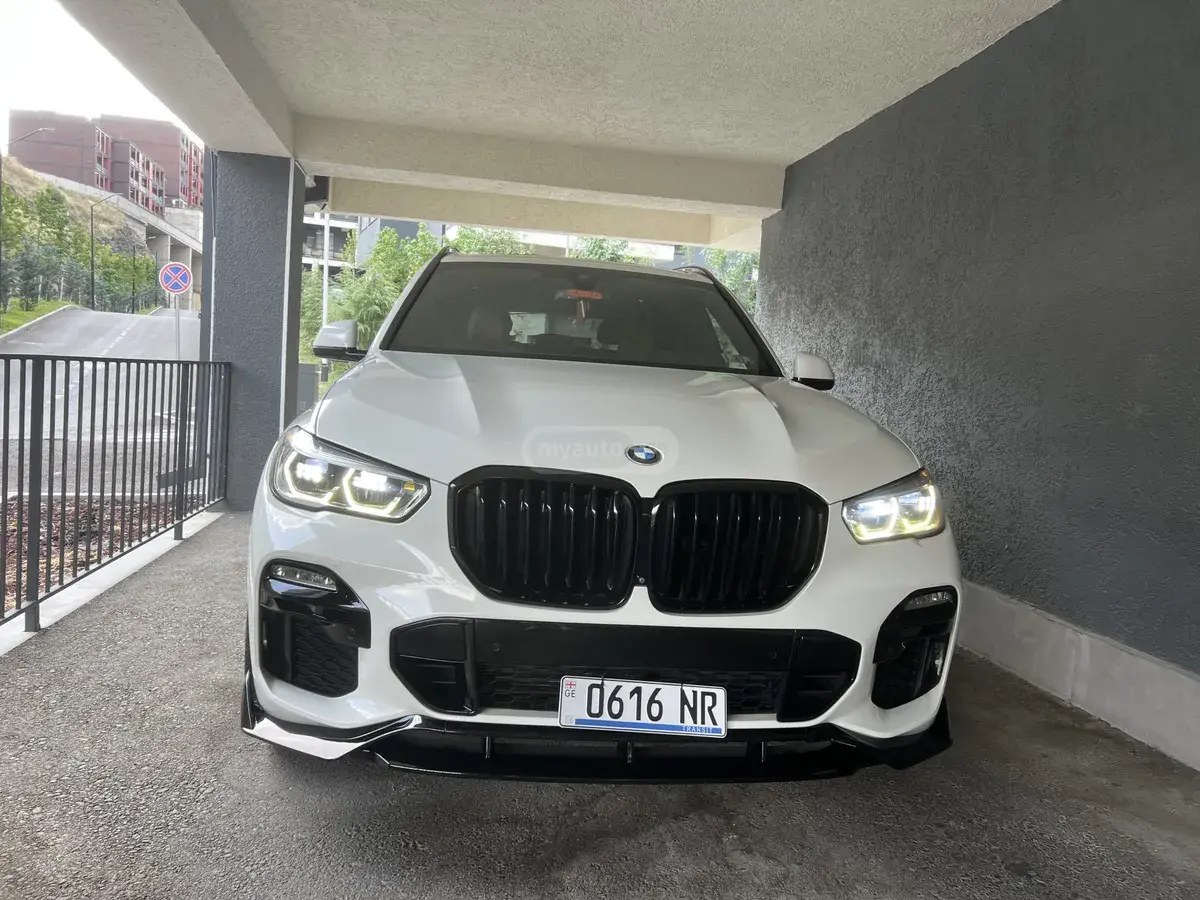 نمای دیگر بی ام و xDrive40i 4 در چهار چرخ محرک 2021