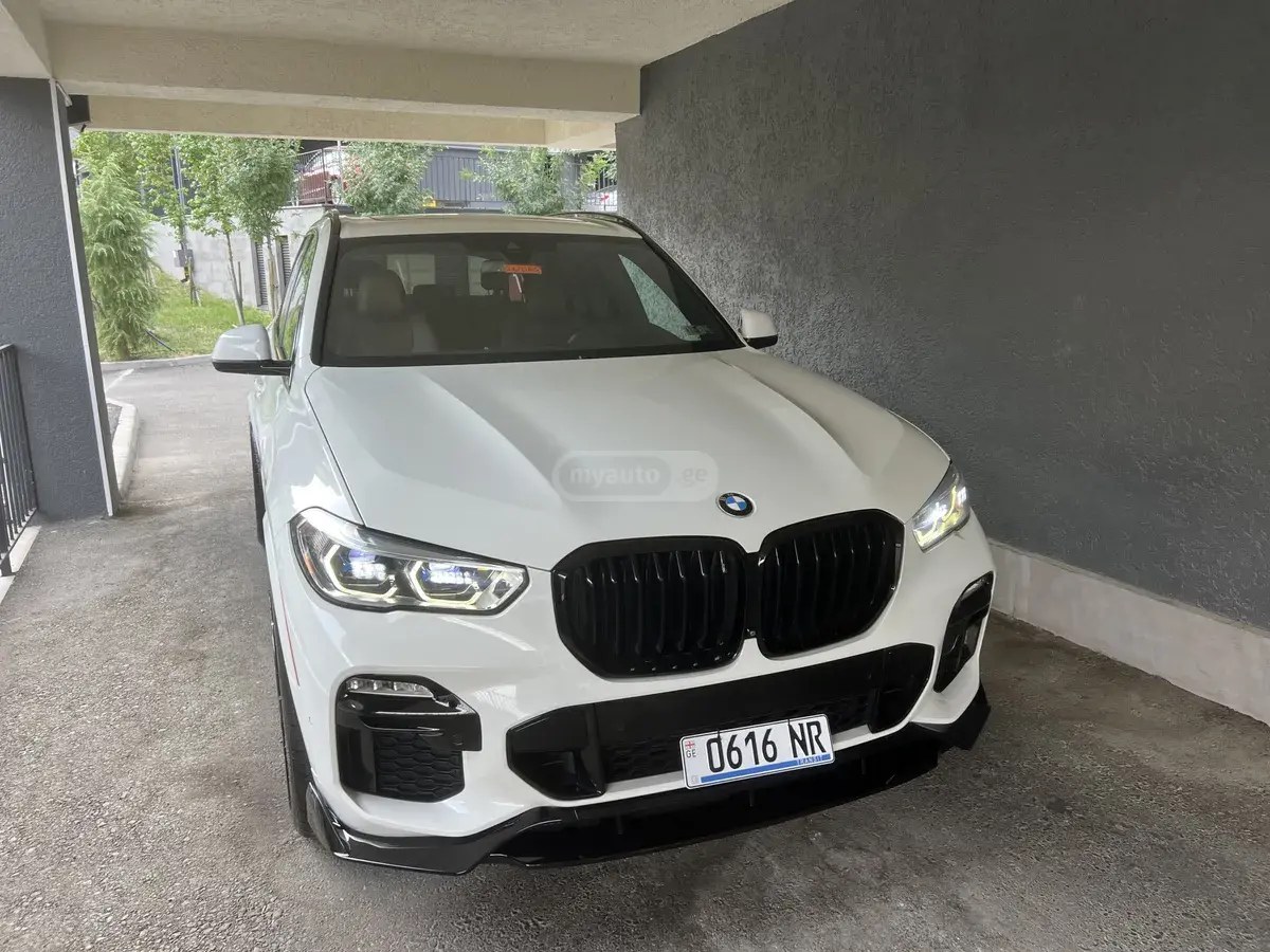 نمای دیگر بی ام و xDrive40i 4 در چهار چرخ محرک 2021