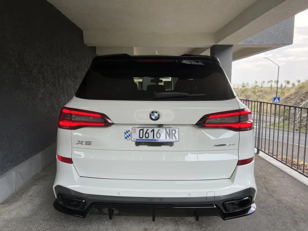 نمای دیگر بی ام و xDrive40i 4 در چهار چرخ محرک 2021