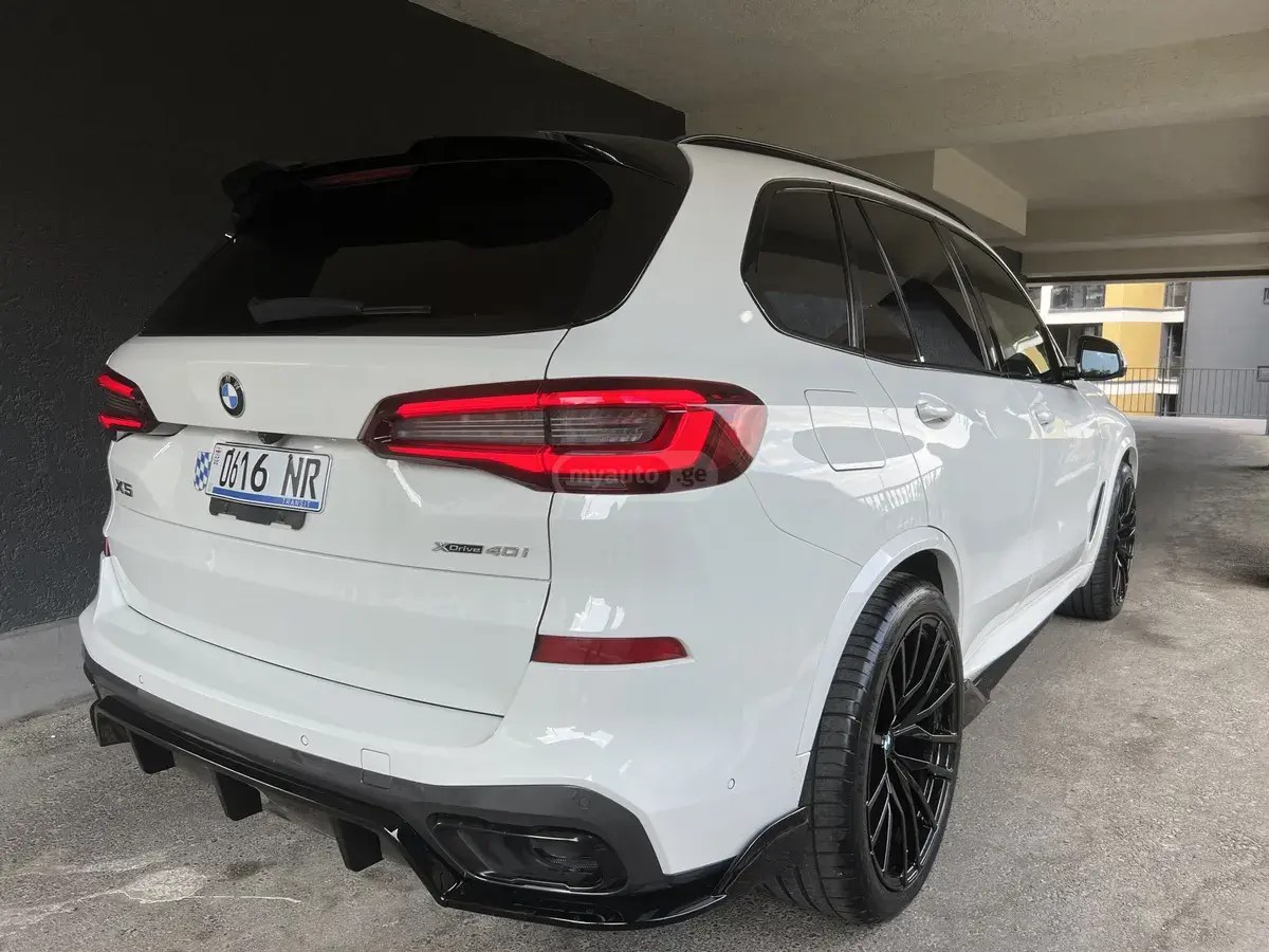 نمای دیگر بی ام و xDrive40i 4 در چهار چرخ محرک 2021