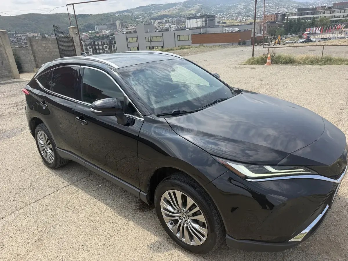 نمای دیگر تویوتا XLE 4 در چهار چرخ محرک CVT 2022