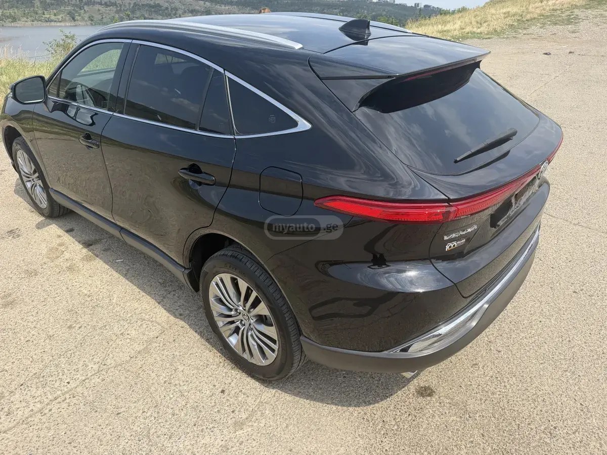 نمای دیگر تویوتا XLE 4 در چهار چرخ محرک CVT 2022