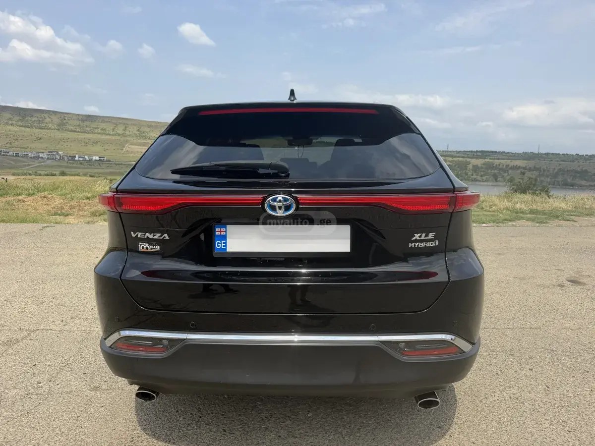 نمای دیگر تویوتا XLE 4 در چهار چرخ محرک CVT 2022
