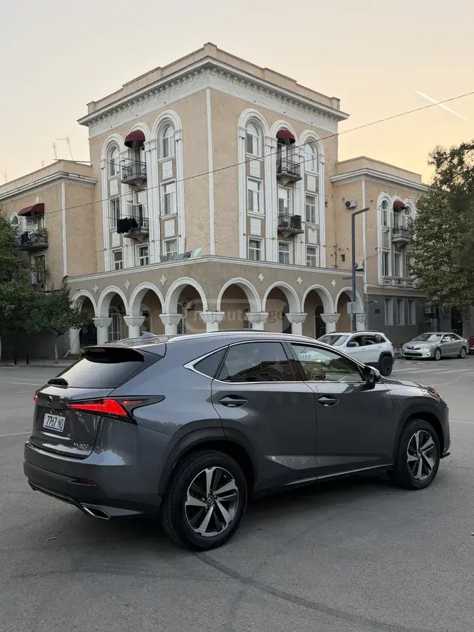 نمای دیگر لکسوس 2020