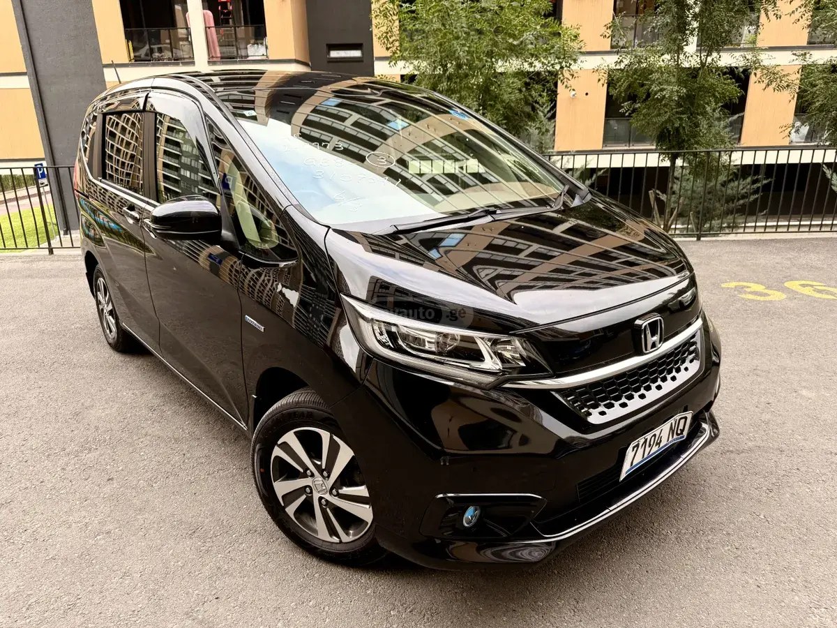 نمای دیگر هوندا هیبرید 4x4 2021