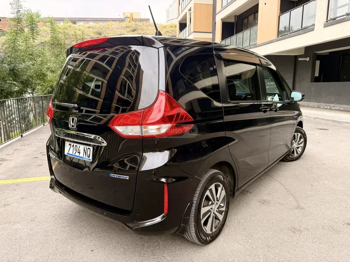 نمای دیگر هوندا هیبرید 4x4 2021
