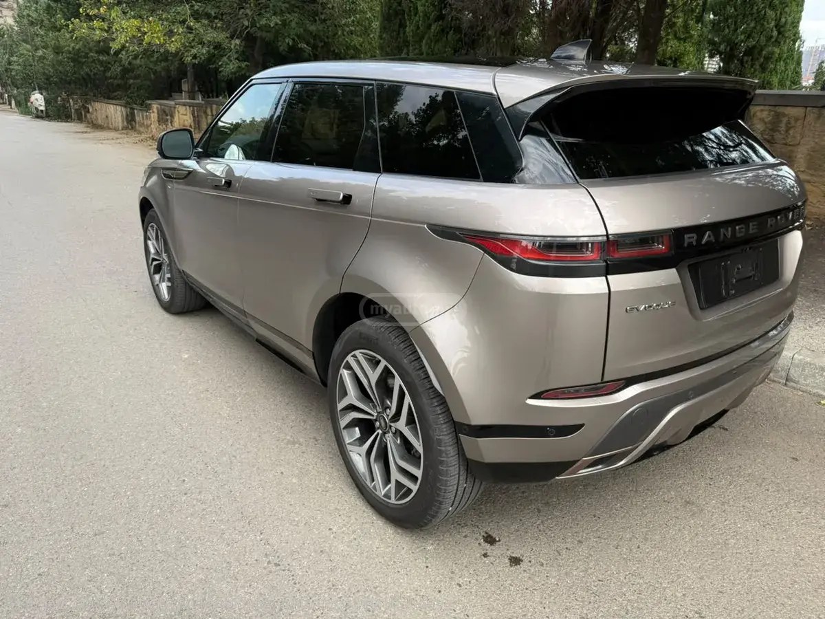 نمای دیگر لندروور R-Dynamic 2020