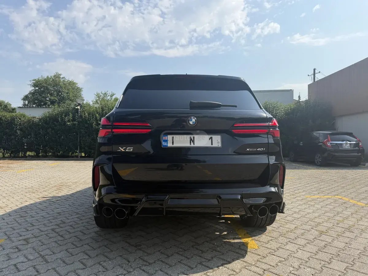 نمای دیگر بی ام و xDrive40i 4dr تمام چرخ محرک 2022